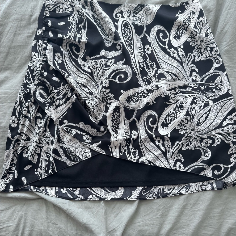 Vici Black and White Paisley Design
